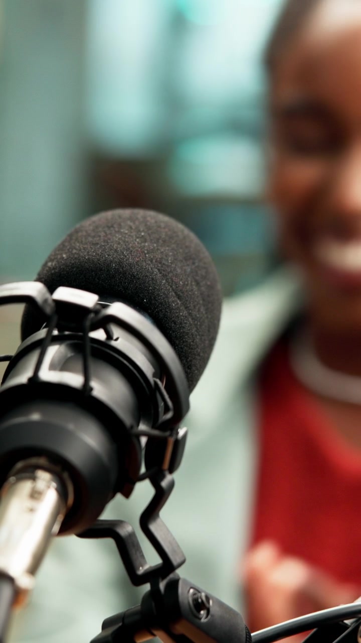 Primo piano di microfono professionale durante una sessione di registrazione podcast