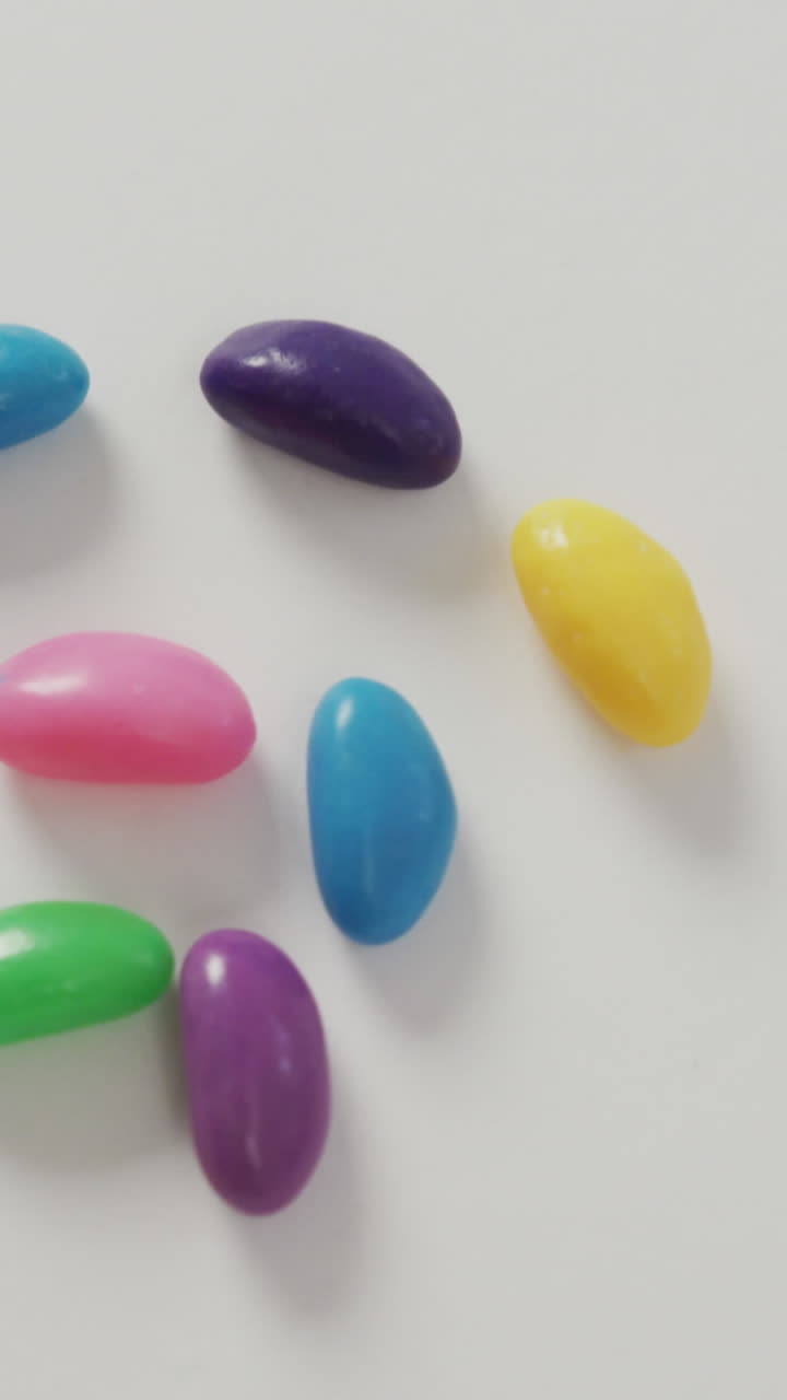 vídeo de una vista aérea de dulces de jalea multicolores sobre un fondo blanco