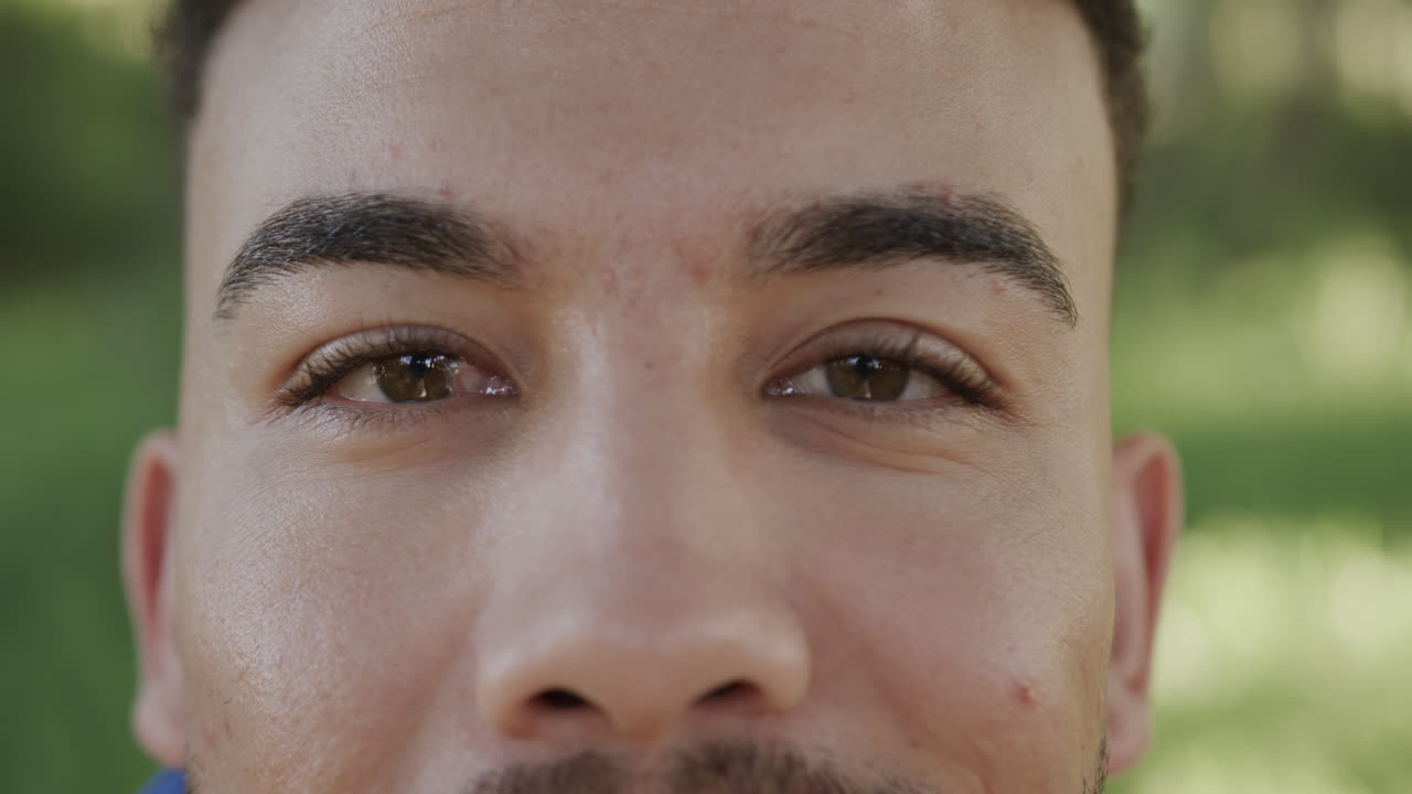 retrato de un feliz hombre afroamericano caminando en el bosque, en cámara lenta