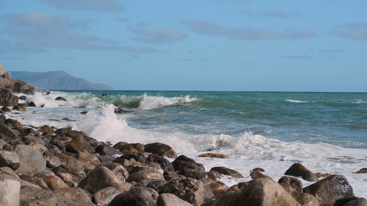 Costa rocciosa con onde