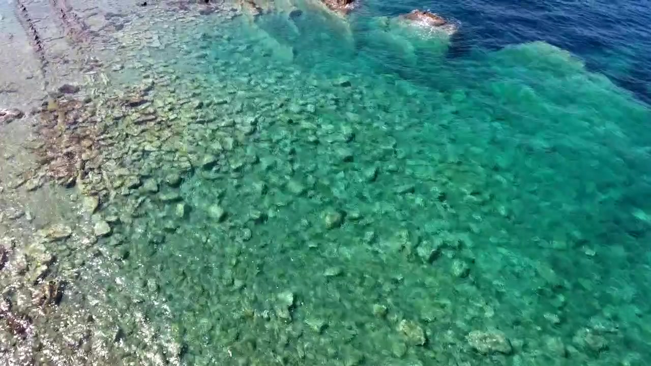 Berrak Turkuaz Suyun ve Kayalık Kıyı Şeridinin Havadan Görünümü