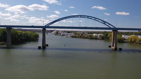 Luftaufnahme-Der-Leo-Frigo-Bogenbrücke-Am-Tower-Drive-In-Green-Bay,-Wisconsin