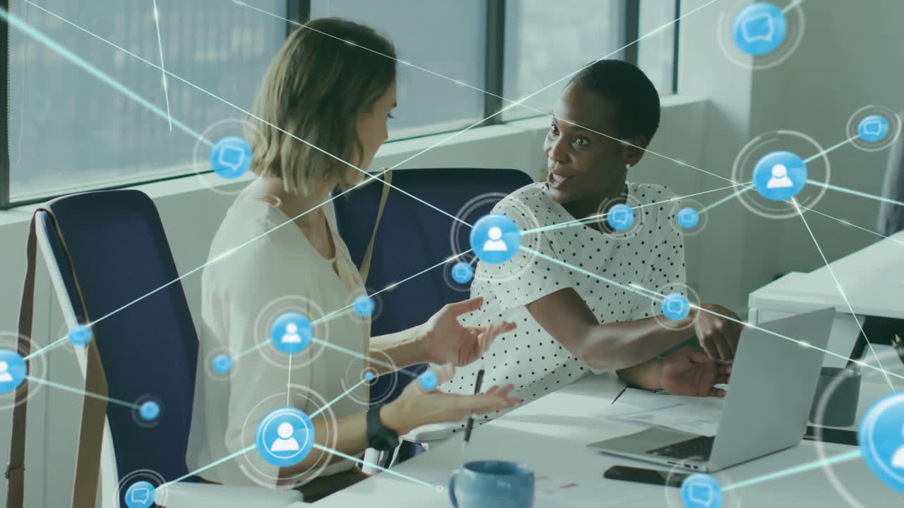 animación de la red de conexiones con íconos sobre diversas colegas femeninas que usan computadora portátil en la oficina