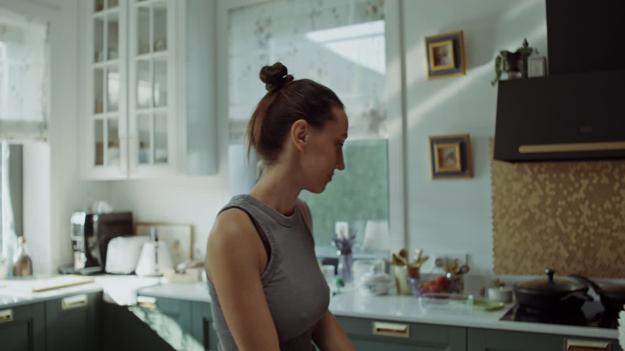 현대적 인 부 에 있는 여자