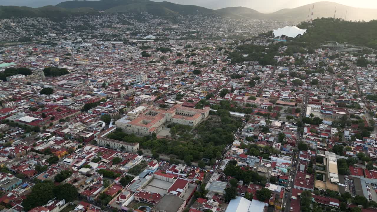 santo domingo, pieza central, exploración aérea de la ciudad de oaxaca en medio de las montañas