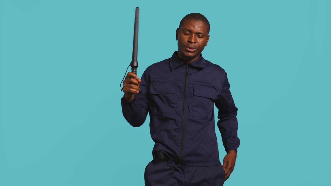 trabajador privado de la ley advirtiendo a los intrusos con una porra