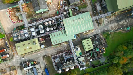 Imágenes-Aéreas-Avanzan-Hacia-Una-Enorme-Instalación-Química-En-El-Reino-Unido-Y-Revelan-Tuberías,-Estructuras-Metálicas,-Torres-De-Refrigeración-Y-Almacenamiento-De-Productos-Químicos.