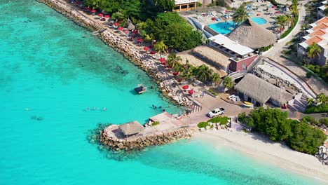 Drone-De-Izquierda-A-Derecha-Orbita-Alrededor-De-Karakter-Beach-Destino-De-Escapada-De-Resort-De-Lujo-En-El-Caribe