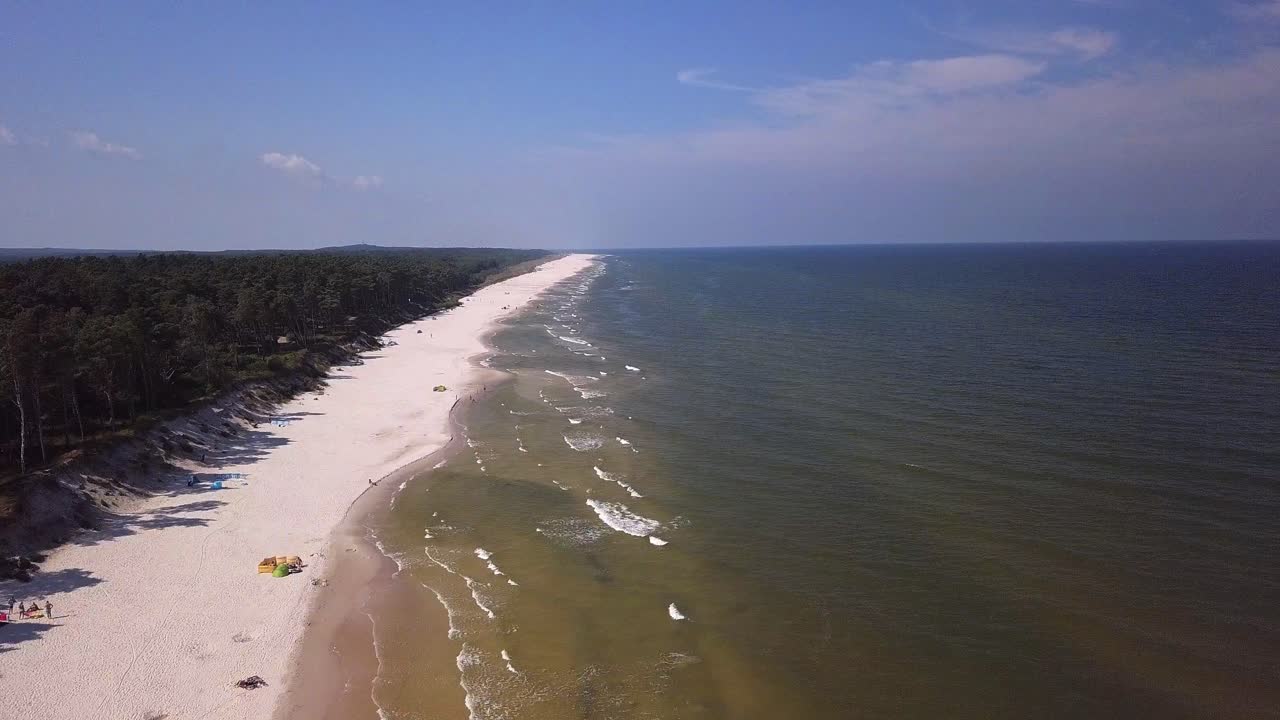 imágenes de drones de una playa de arena, día soleado de verano, mar báltico, polonia, lubiatowo