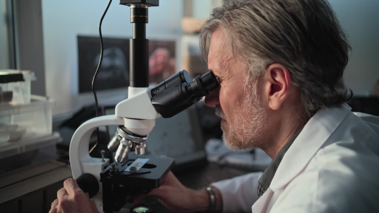 científico usando el microscopio en el laboratorio