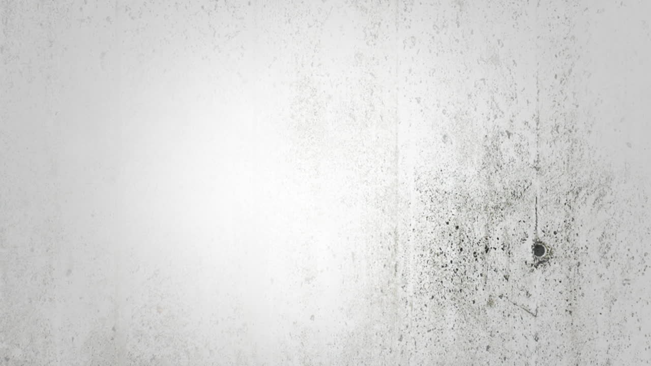 puerta de madera desgastada con mango de metal, ligeramente abierta