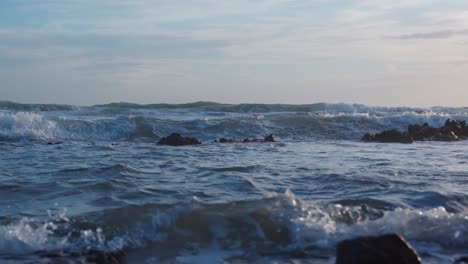 Blue-ocean-waves-on-a-cloudy-day