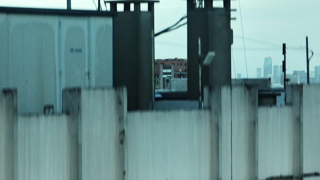 공중의 우아함: 파리의 상징적인 마천루는 황혼에 빛납니다.