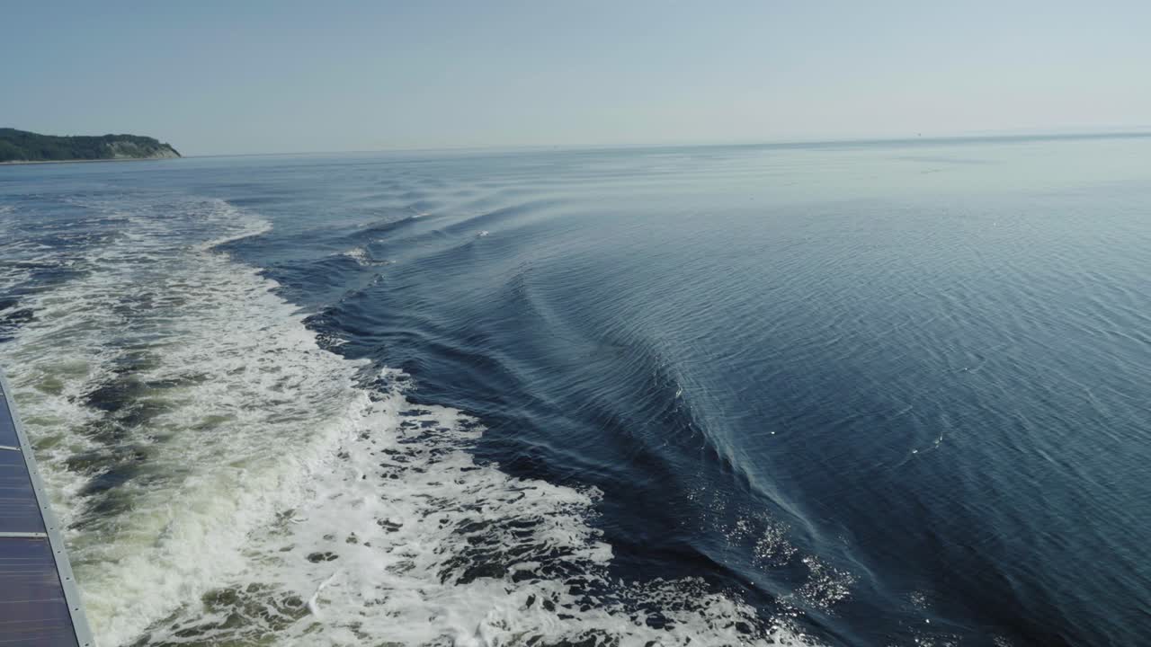 Malerischer Meerblick mit Wellen während der Walbeobachtung in Tadoussac, Quebec