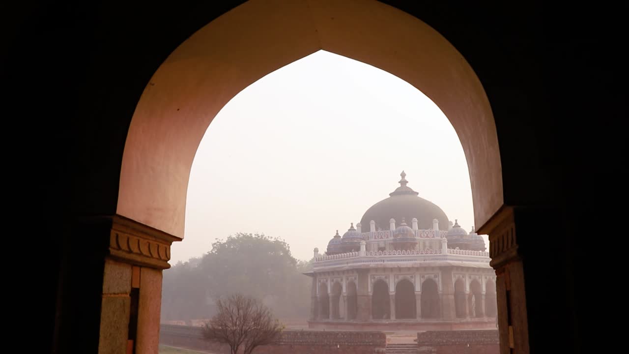 Nila gumbad de la tumba de Humayun vista exterior en una mañana brumosa desde una perspectiva única