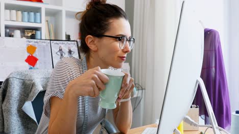 Designerin-Trinkt-Kaffee,-Während-Sie-Am-Computer-4k-Arbeitet