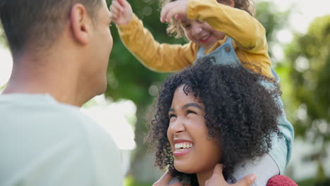 familia, a hombros y una chica jugando