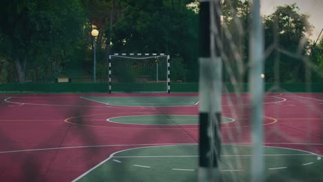 Cancha-Al-Aire-Libre-Detrás-Del-Punto-De-Vista-De-La-Valla-De-Portería-En-Cámara-Lenta