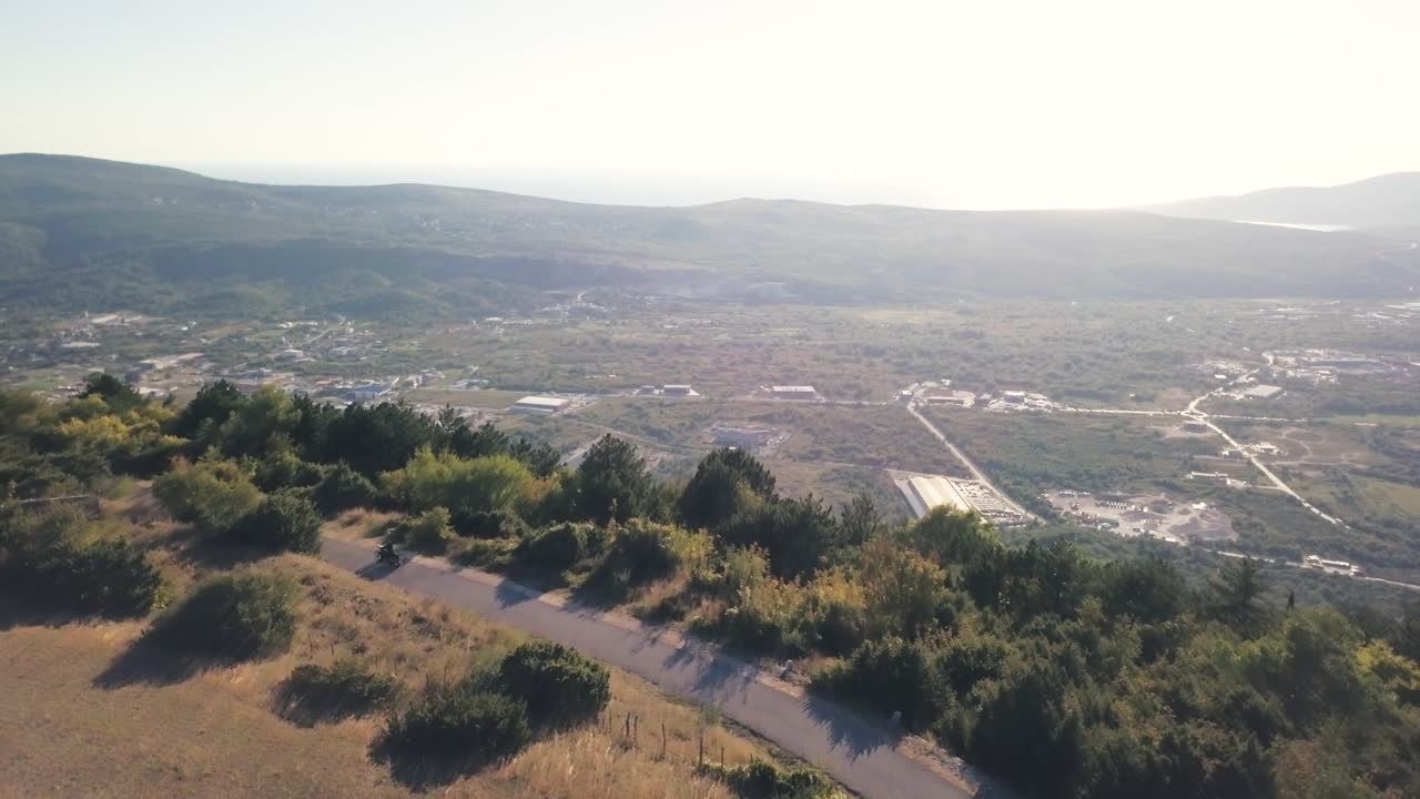도로 와 함께 산악 계곡 의 공중 사진