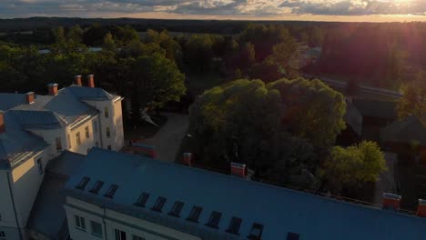 Drohnenrückzug-In-Der-Sekundarschule-Vecpiebalga-Bei-Sonnenuntergang