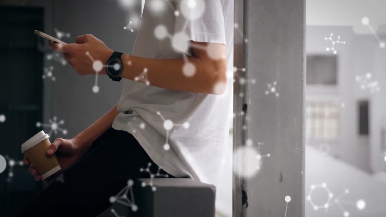 배경 4k에서 스마트폰을 사용하는 여성이 있는 이모지 아이콘