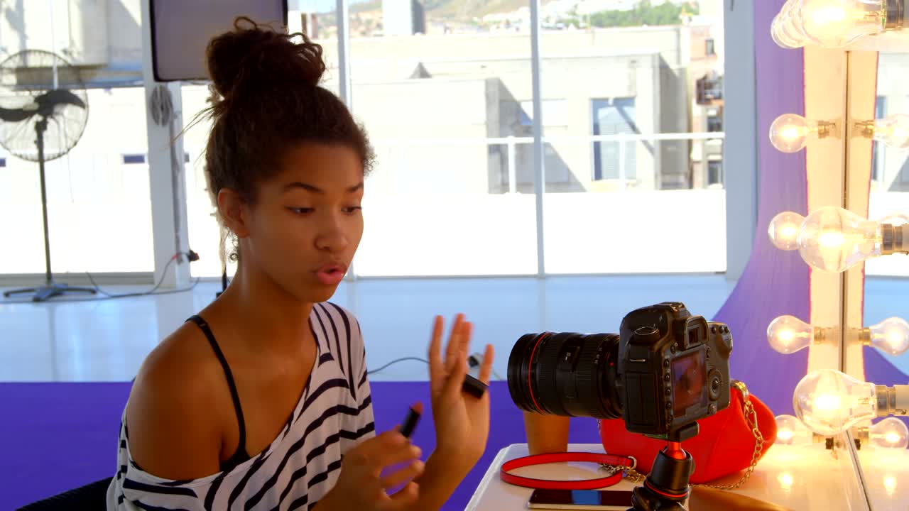 Modella che si trucca in uno studio fotografico 4k