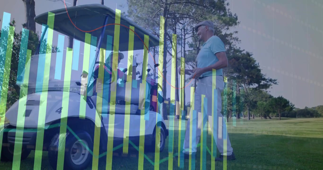 Uomo con mazze da golf si avvicina al carrello, donna che si allunga, barre colorate oscurano la scena mentre si prepara per un tiro di golf.