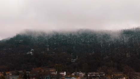 Ein-Dichter-Nebel-Bedeckt-Eine-Bergkette-Mitten-Im-Frühling