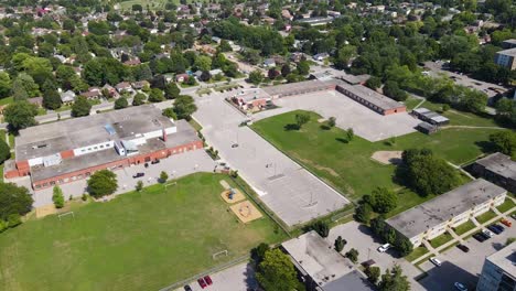 Drohne-Kreist-über-Einer-Londoner-Schule-Mit-Einem-Park-Und-Spielplatz-Draußen