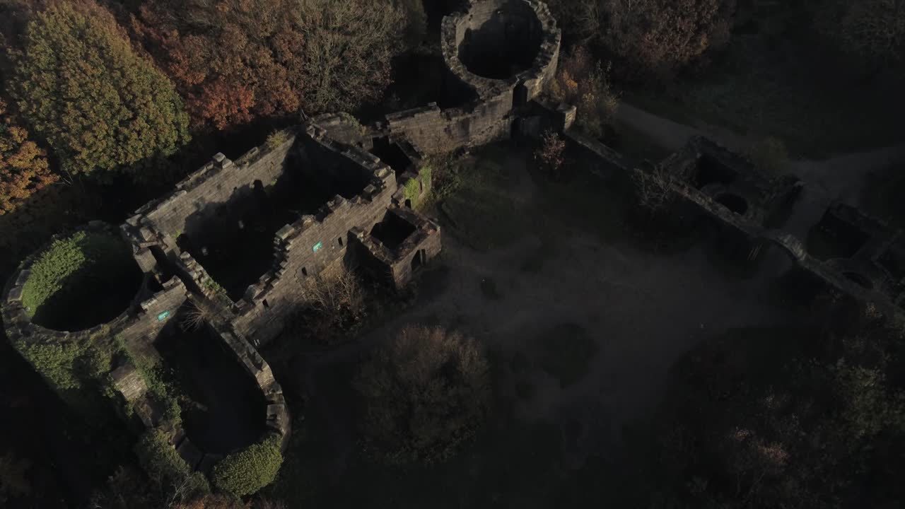 réplica del castillo de liverpool abandonado a la sombra ruinas en otoño ridington bosque naturaleza paisaje vista ascendente aérea
