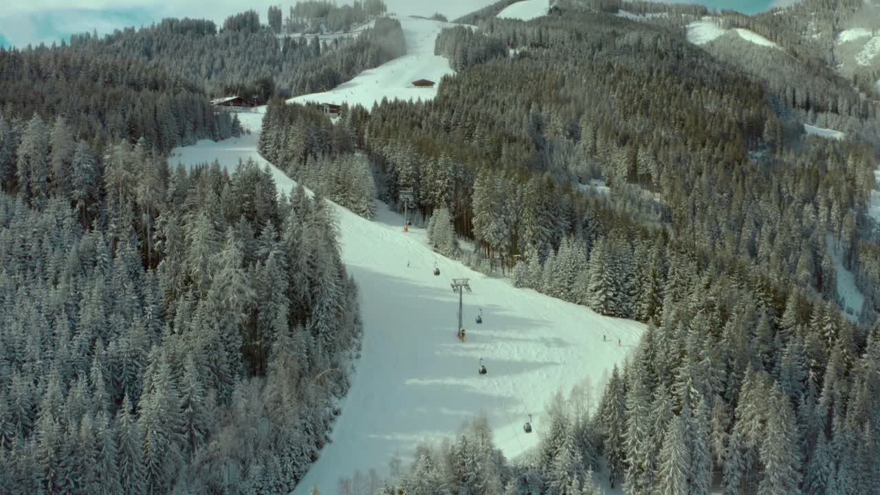 pistas de esquí en laderas de montaña nevadas en la estación de esquí en austria, antena