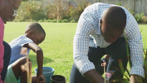 Video-Einer-Glücklichen-Afroamerikanischen-Familie,-Die-Gemeinsam-Zeit-Im-Garten-Verbringt