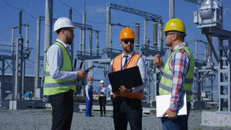 ingenieros de la planta de energía discutiendo el proyecto