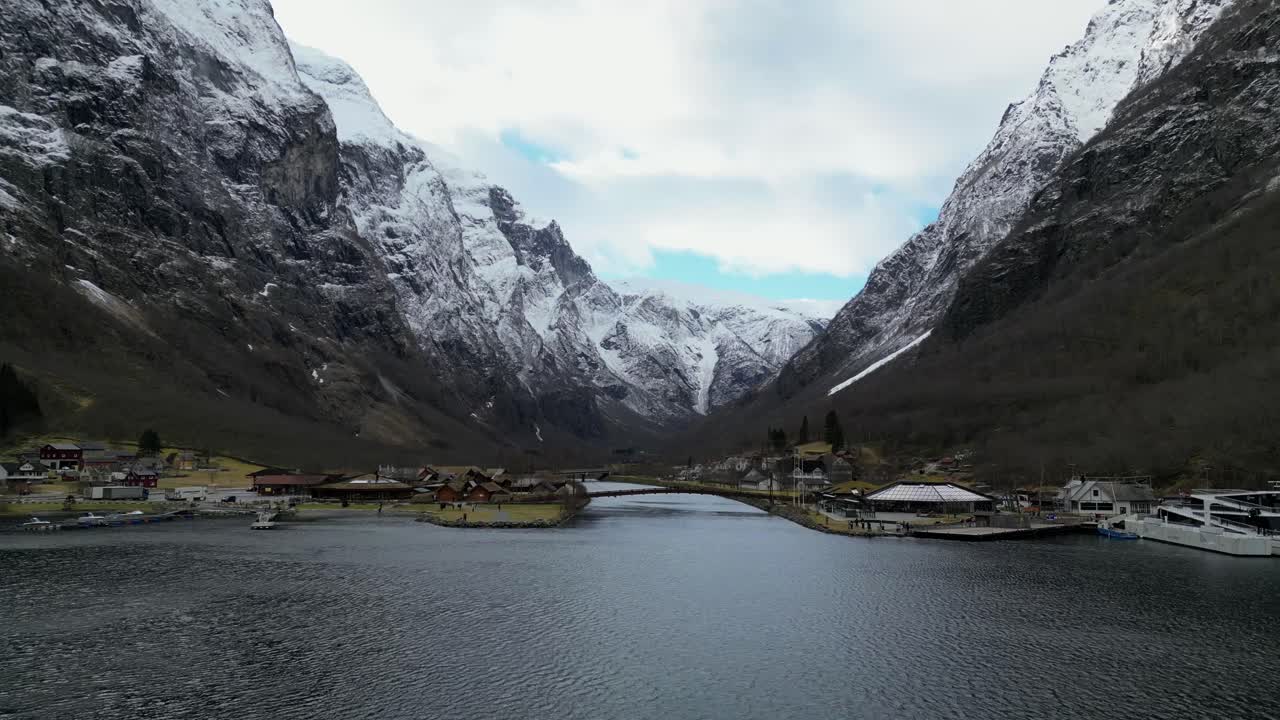 ciudad de gudvangen bergen noruega durante el invierno por la mañana fiordos drone disparado