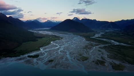 Increíble-Delta-Del-Río-Que-Baja-De-Las-Montañas-Cubiertas-De-Nieve-En-Glenorchy,-Nueva-Zelanda