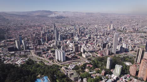 Horizonte-De-Bogotá-Y-Paisaje-Urbano-Desde-Un-Punto-De-Vista-Aéreo-Elevado,-Colombia