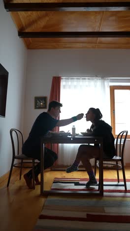 pareja comiendo juntos en casa