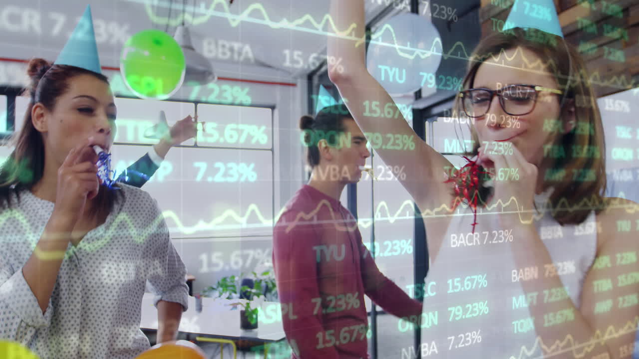animación de datos del mercado de valores moviéndose sobre colegas multirraciales bailando en la fiesta de la oficina