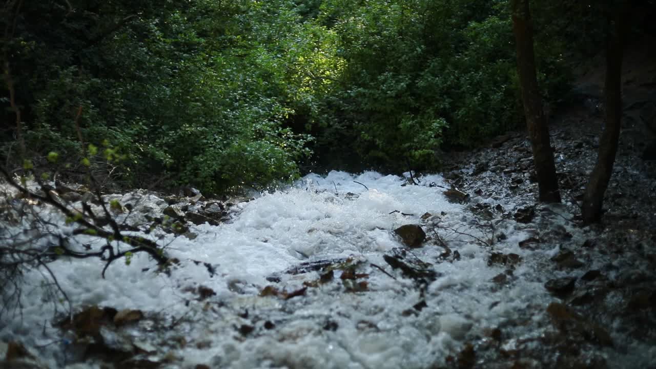 Slowmotion-optagelse af en brusende ferskvandsflod i Wasatch-bjergene.