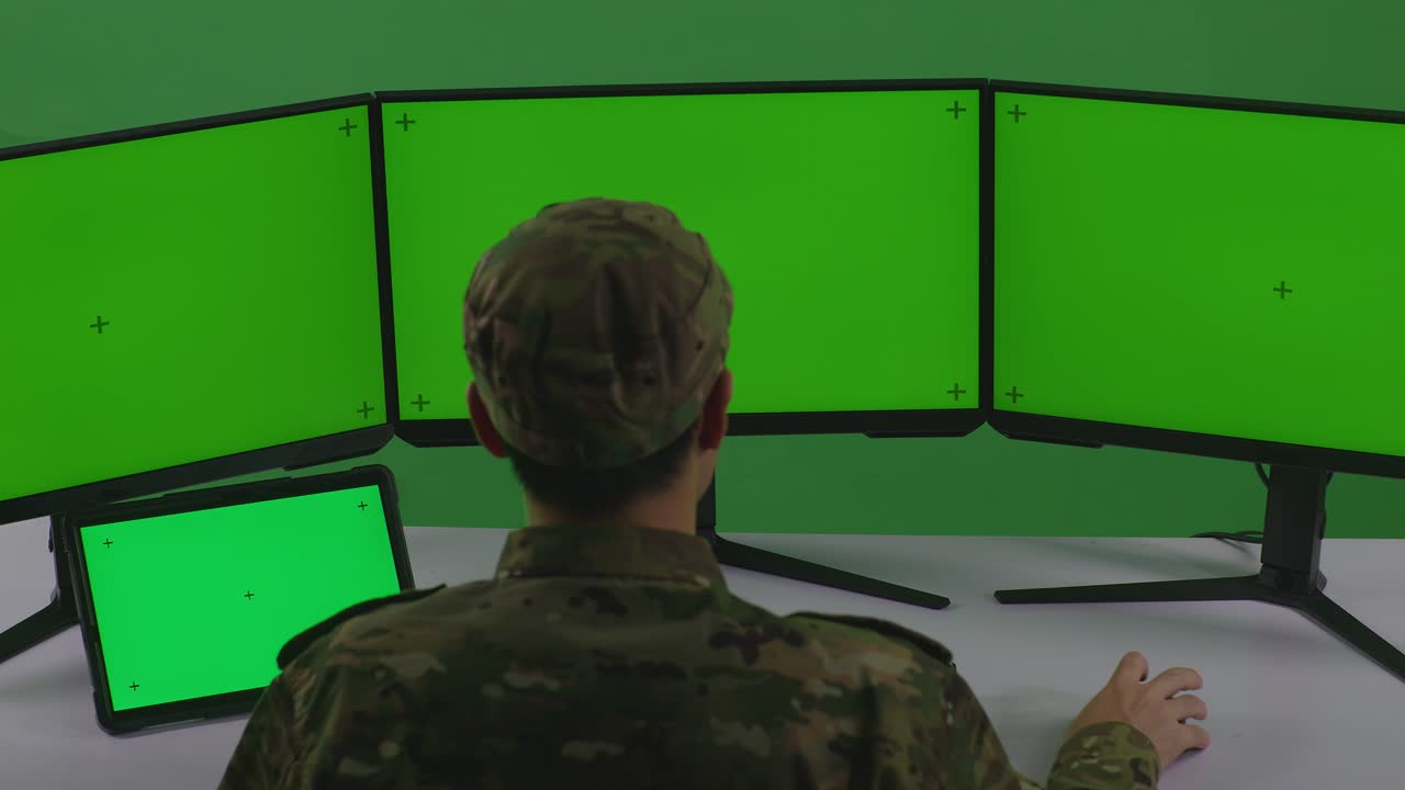 personal militar en la sala de control