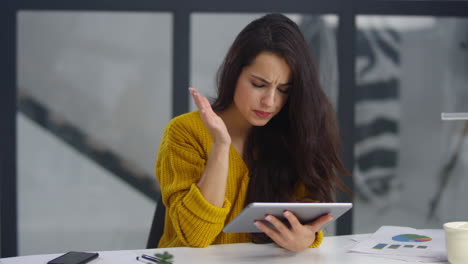 una mujer de negocios estresada recibe una carta de malas noticias en padcell indoor.