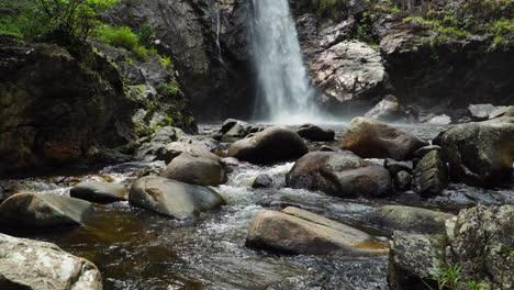 Hermosa-Escena-De-Las-Cataratas-Ta-Gu,-Agua-Cayendo-Sobre-Rocas-En-Un-Día-Soleado