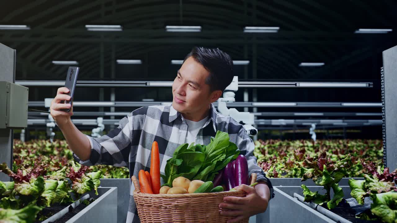 스마트 에서 스마트폰으로 셀피를 찍는 채소 바구니를 가진 아시아 남성 농부