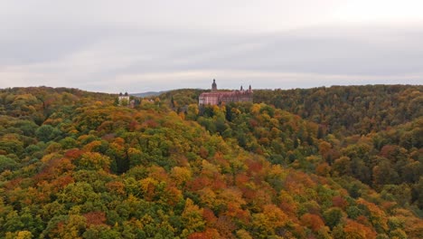 el castillo de walbrzych en la baja silesia, polonia # 4 árboles de otoño