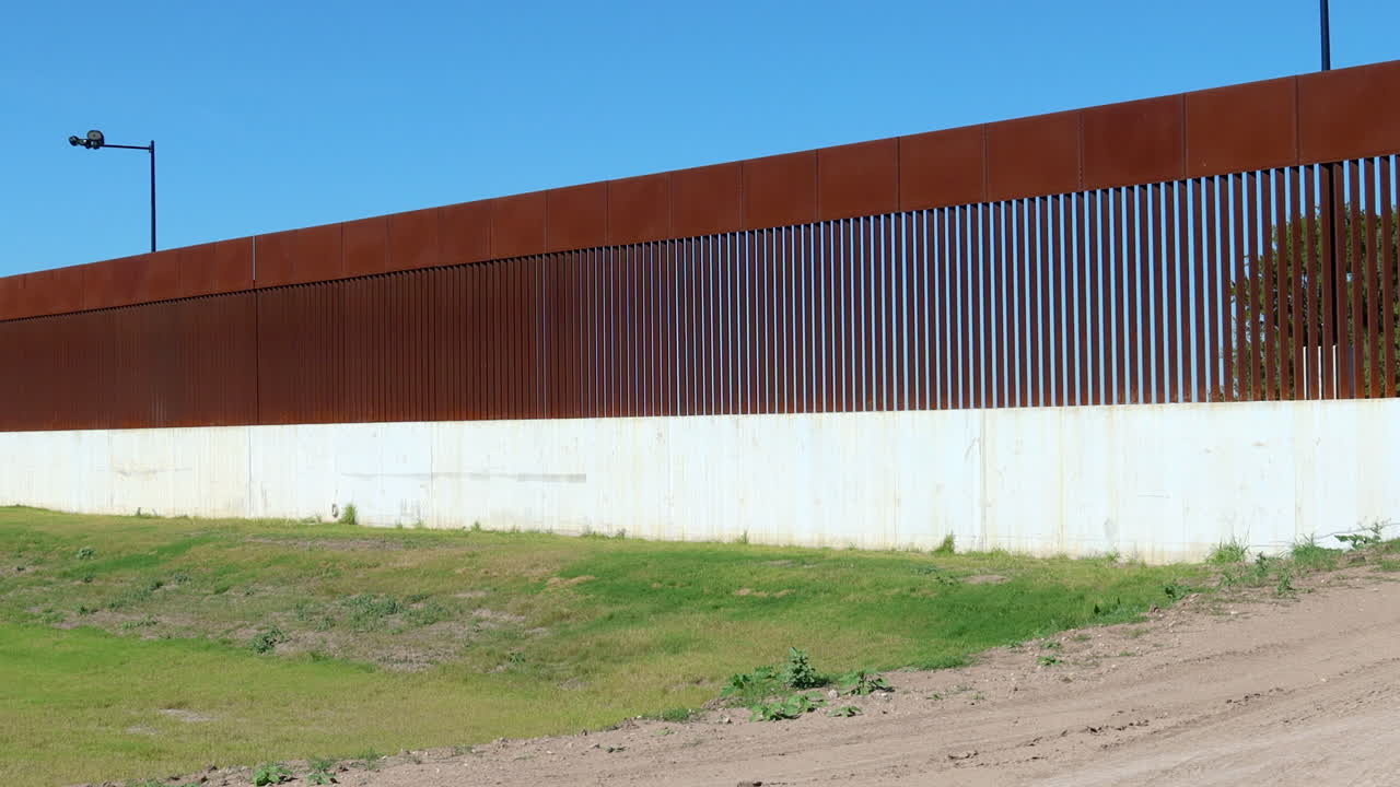panorámica lenta de un tramo del muro entre méxico y texas
