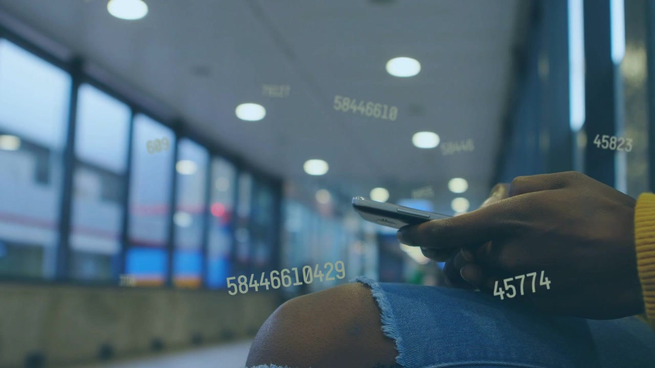 Donna seduta sui mezzi pubblici che tocca il telefono con il pollice mentre aspetta il treno, mostrando una sovrapposizione numerica sul ginocchio.