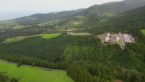 Luftaufnahme-Der-Malerischen-Natur-Von-Sete-Cidades-Auf-Den-Azoren-Mit-üppigen-Grünen-Hügeln