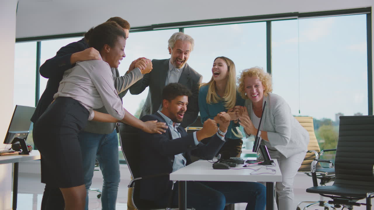 성공을 축하하는 행복한 비즈니스 팀