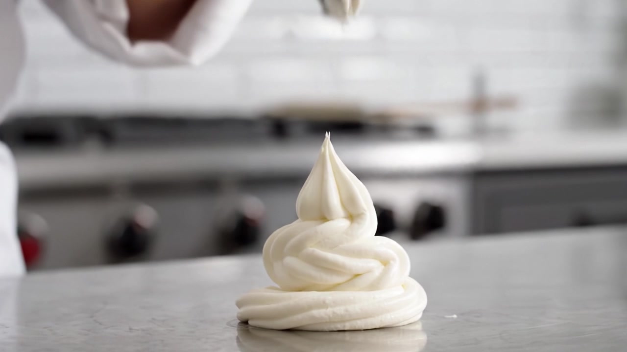 Dominando a Arte da Confeitaria: Técnica de Chef para Criar Belos Arabescos de Creme em Superfície Lisa em Cozinha Moderna