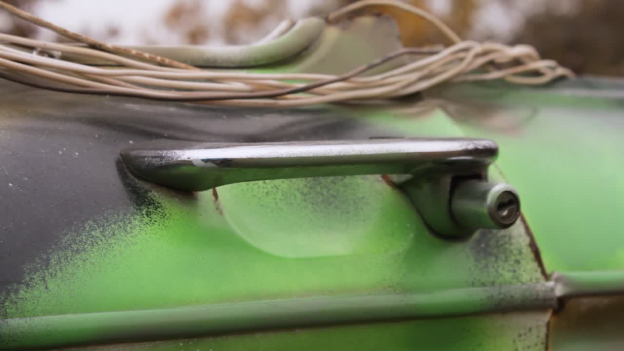 맞춤형 페인트로 칠한 자동차 문 손잡이의 클로즈업